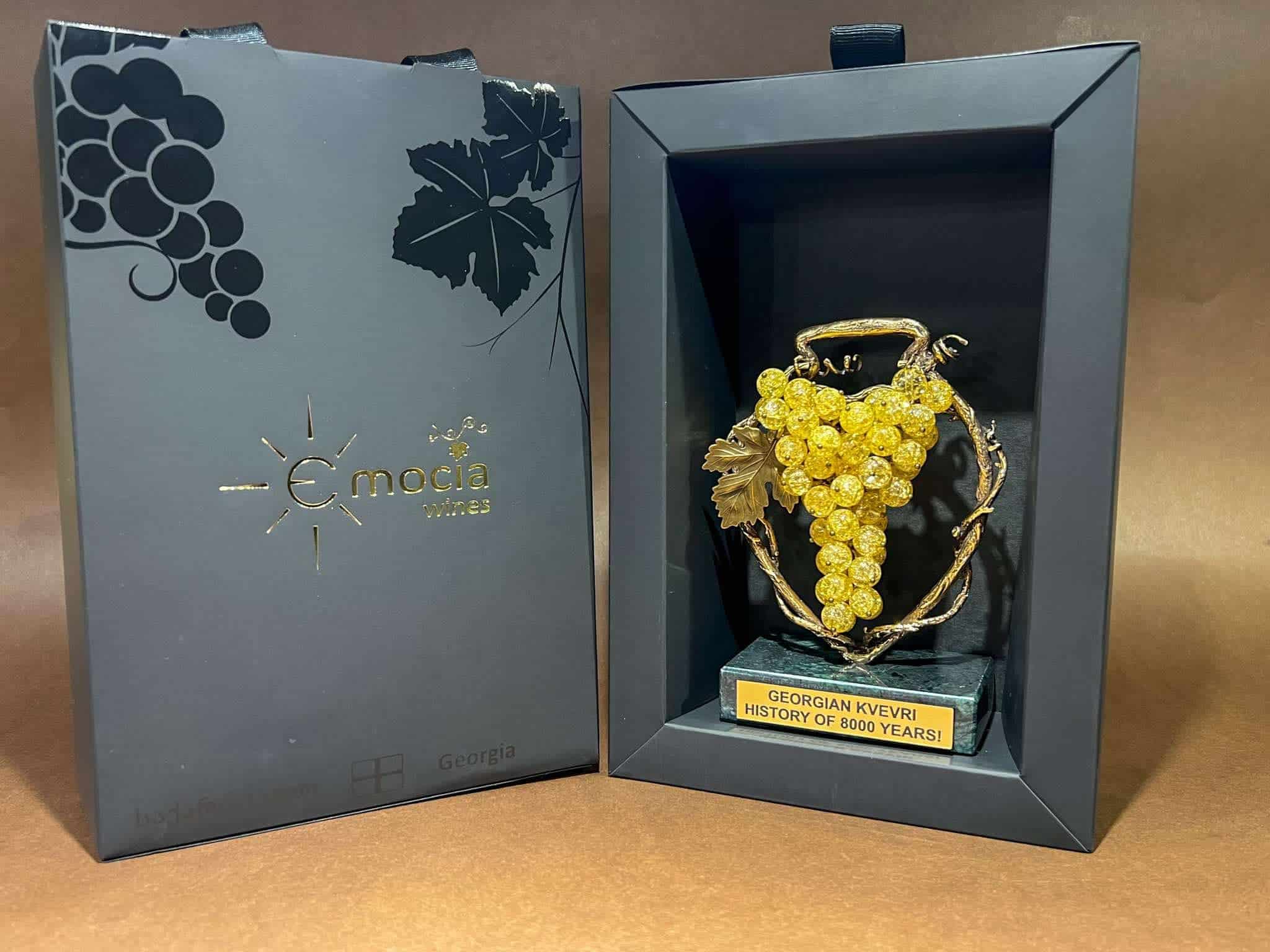 Bronze souvenir "Kvevri and Gold Grapes Premium"